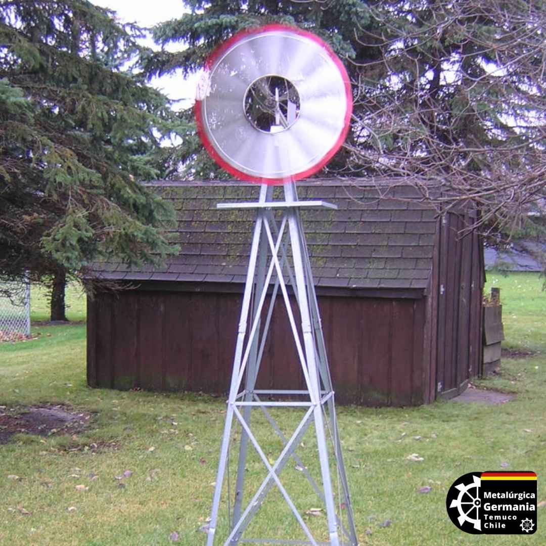 Molino de viento a escala, este es un adorno de jardín ubicado en Minnesota Estados Unidos